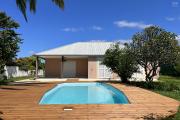 Maison plain pied de type 5 implantée sur 617 m2 de terrain (700 m2 utiles) avec piscine, vue mer et montagne au bord de la Ravine du Ouaki, sans vis à vis.