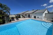 Belle propriété à Pierrefonds avec maison F7 + F2 + 2 garages, grande piscine au sel avec vue mer et montagne implantée sur 1321 m2 de terrain.