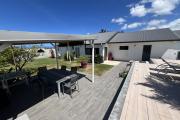 Belle propriété à Pierrefonds avec maison F7 + F2 + 2 garages, grande piscine au sel avec vue mer et montagne implantée sur 1321 m2 de terrain sans vis à vis.