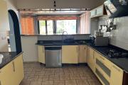 Etang Salé Les Bains, à 200 m de la plage, maison F6 meublée, 510 m2 de terrain, piscine au sel, garage, sauna et le tout en parfait état.