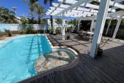 Etang Salé Les Bains, à 200 m de la plage, maison F6 meublée, 510 m2 de terrain, piscine au sel, garage, sauna et le tout en parfait état.