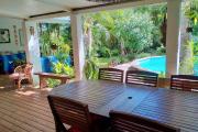 Charmante villa F6 de plain pieds avec piscine et jardin exotique de 953 m2 - Les Avirons -