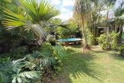 Charmante villa F6 de plain pieds avec piscine et jardin exotique de 953 m2 - Les Avirons -