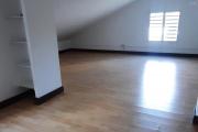 GRANDE MAISON AVEC 2 CHAMBRES EN BAS, GRANDE MEZZANINE AMÉNAGEABLE, JARDIN