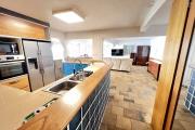 A louer grande villa F5 avec piscine, vue panoramique, jardin, parking pour 4 voitures à Bellepierre, proche CHU