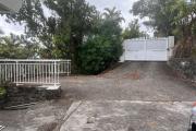 A louer grande villa F5 avec piscine, vue panoramique, jardin, parking pour 4 voitures à Bellepierre, proche CHU