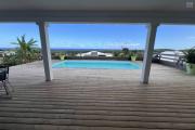 Jolie maison F5 de plain-pied avec piscine, vue mer et montagne, 100 m d'altitude, en impasse et sans vis à vis.