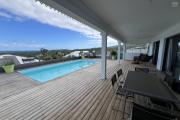 Jolie maison F5 de plain-pied avec piscine, vue mer et montagne, 100 m d'altitude, en impasse et sans vis à vis.