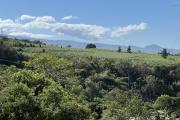 Belle maison construite en 2020 béton/bois en R+1 de type F4+ de 145 m2 habitables implantée sur 371 m2 de terrain avec pleine vue mer et montagne.