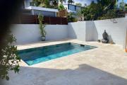 &Agrave; vendre : EXCEPTIONNELLE ! Somptueuse villa T10 de 325 m&sup2; sur un terrain d'environ 599 m&sup2; enti&egrave;rement r&eacute;nov&eacute;e au c&oelig;ur du Tampon.