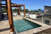 Grande maison de 2023 F4 (RDC) + bas de maison (RDJ) avec piscine, vues mer et montagne imprenables.