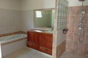 A LOUER VILLA F8/9 DE 160 M2 HABITABLE AVEC PISCINE ET BELLE VUE MER A ST PAUL