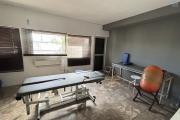 A louer local professionnel rue du général de Gaulle à St Denis, proche centre ville idéal pour profession médicale ou para médicale, bureaux pro....