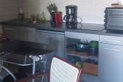 A louer appartement T2 meublé en rez de jardin face au lagon de Saint Leu - une cuisine équipée