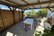 A Langevin une maison F4 + studio indépendant, vue mer, piscine hors sol, patio, à proximité de la route nationale et de l'océan.