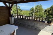 A Langevin une maison F4 + studio indépendant, vue mer, piscine hors sol, patio, à proximité de la route nationale et de l'océan.