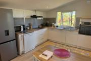 A louer magnifique villa MEUBLE F5 de plain-pied entièrement rénovée d'environ 120 m²  à Berive