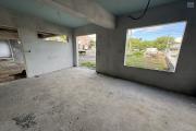 Immeuble en R+2 de 538 m2 habitables composé de 2 locaux commerciaux, 2 appartements T3 et 2 appartements T5 (duplex), achèvement à faire par l'acquéreur, en bas de la Rivière St Louis à 150 m d'altitude.