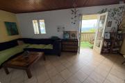 Vue mer et montagne imprenable, maison F3+ de 54,54 m2 habitables + en RDJ 35 m2 utiles + 40 m2 de varangue coté montagne et 12 m2 coté mer, implantée sur 331 m2 de terrain.