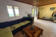 Vue mer et montagne imprenable, maison F3+ de 54,54 m2 habitables + en RDJ 35 m2 utiles + 40 m2 de varangue coté montagne et 12 m2 coté mer, implantée sur 331 m2 de terrain.