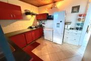 Vue mer et montagne imprenable, maison F3+ de 54,54 m2 habitables + en RDJ 35 m2 utiles + 40 m2 de varangue coté montagne et 12 m2 coté mer, implantée sur 331 m2 de terrain.
