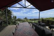 Jolie maison d'architecte F6 sur deux niveaux plus une dépendance F3, piscine, implantée sur 1038 m2 de terrain, vue océan et montagne imprenable.