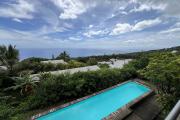 Jolie maison d'architecte F6 sur deux niveaux plus une dépendance F3, piscine, implantée sur 1038 m2 de terrain, vue océan et montagne imprenable.