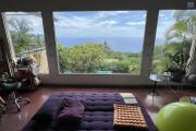 Jolie maison d'architecte F6 sur deux niveaux plus une dépendance F3, piscine, implantée sur 1038 m2 de terrain, vue océan et montagne imprenable.