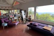 Jolie maison d'architecte F6 sur deux niveaux plus une dépendance F3, piscine, implantée sur 1038 m2 de terrain, vue océan et montagne imprenable.