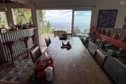 Jolie maison d'architecte F6 sur deux niveaux plus une dépendance F3, piscine, implantée sur 1038 m2 de terrain, vue océan et montagne imprenable.