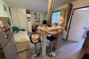 Beau studio de 23,65 m2 + 9 m2 de varangue, au deuxième étage de la résidence sécurisée Les Jardins de la Rivière, achat pour un investissement locatif uniquement.