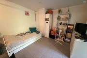 Beau studio de 23,65 m2 + 9 m2 de varangue, au deuxième étage de la résidence sécurisée Les Jardins de la Rivière, achat pour un investissement locatif uniquement.