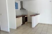 A vendre charmante villa jumelée sur la résidence LES JARDINS DES HIRONDELLES de type F4 sur deux niveaux à Sainte Clotilde La Bretagne.