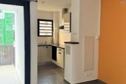A louer ce jolie appartement de type F2 sur la résidence RAISSA sur les bas de la route BOIS DE NEFLES à Sainte Clotilde.