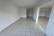 A louer local professionnel / commercial 83 m²  emplacement stratégique, forte visibilité et passage assuré au Tampon 14 éme