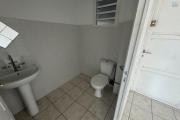 A louer local professionnel / commercial 83 m²  emplacement stratégique, forte visibilité et passage assuré au Tampon 14 éme