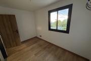Jolie maison neuve de 100 m² habitables en R+1, à proximité du centre-ville d'Etang Salé Les Hauts, sur un terrain plat de 300 m² avec piscine.