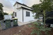 Jolie maison neuve de 100 m² habitables en R+1, à proximité du centre-ville d'Etang Salé Les Hauts, sur un terrain plat de 300 m² avec piscine.