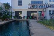 A LOUER charmante maison à étage de type F4 de 121 m2 SH avec PISCINE au sel sur LE PORT ( côté Possession)