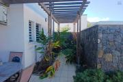 A LOUER charmante maison à étage de type F4 de 121 m2 SH avec PISCINE au sel sur LE PORT ( côté Possession)