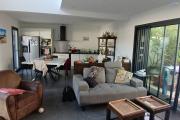 A LOUER charmante maison à étage de type F4 de 121 m2 SH avec PISCINE au sel sur LE PORT ( côté Possession)