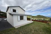Maison F4 neuve en R+1 de 106,26 m² construite sur 451 m² de terrain, avec pleine vue mer et montagne imprenable, à 420 m d'altitude.