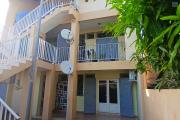 A LOUER spacieux appartement F2 de 63 m2 de SH avec cour sur Saint-Paul à 5 mn à pieds du front de mer à 783, 87 euros!!