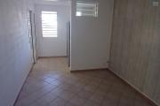 A LOUER spacieux appartement F2 de 63 m2 de SH avec cour sur Saint-Paul à 5 mn à pieds du front de mer à 783, 87 euros!!