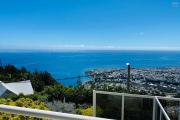 A vendre cette charmante villa de type F6/7 avec une vue magnifique sur la capitale et l'océan à La Montagne Saint Denis.