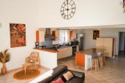 A vendre à la Possession superbe villa F4 type provençale avec piscine, Vue sur mer et le port .