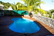 A vendre à la Possession superbe villa F4 type provençale avec piscine, Vue sur mer et le port .