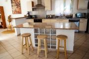 A vendre à la Possession superbe villa F4 type provençale avec piscine, Vue sur mer et le port .
