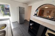 Charmante maison rénovée à Roche Maigre F4 de 110 m² habitables implantée sur 199 m² de terrain plat avec deux places de parking, jardin arboré, fleuri et clôturé.