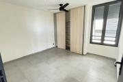 A vendre très beau T4 neuf centre de St Denis, rue Gal De Gaulle.